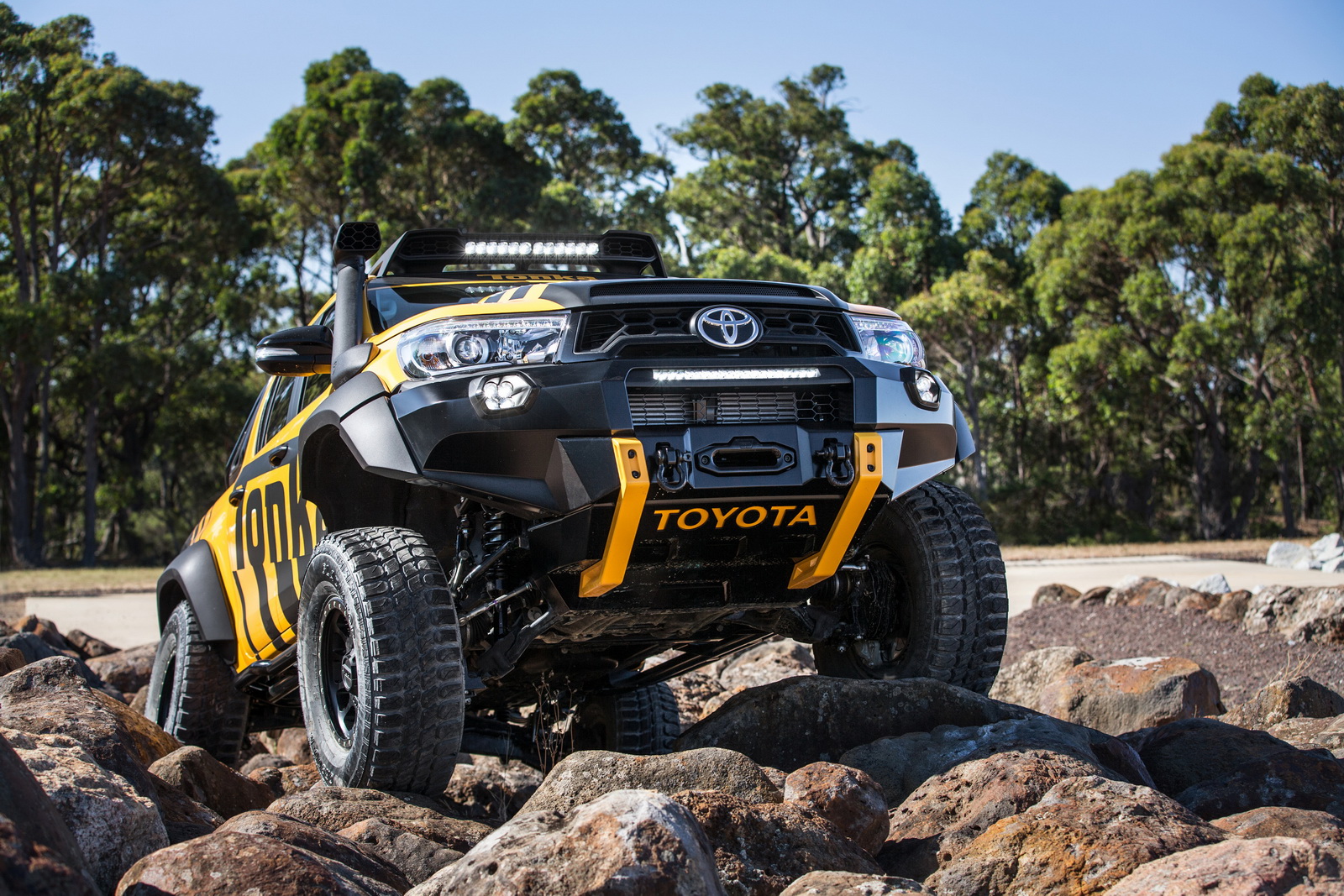 Độ đèn toyota hilux