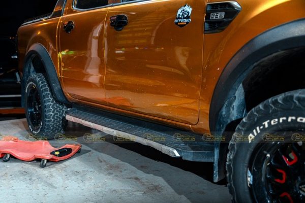Ford Ranger độ bệ bước chân